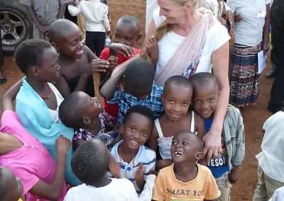 Georgine met kinderen uit Rwanda