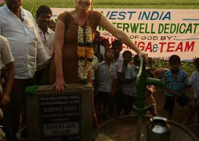 Georgine bij waterput in India