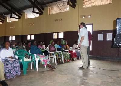 Koos spreekt voor groep in Uganda